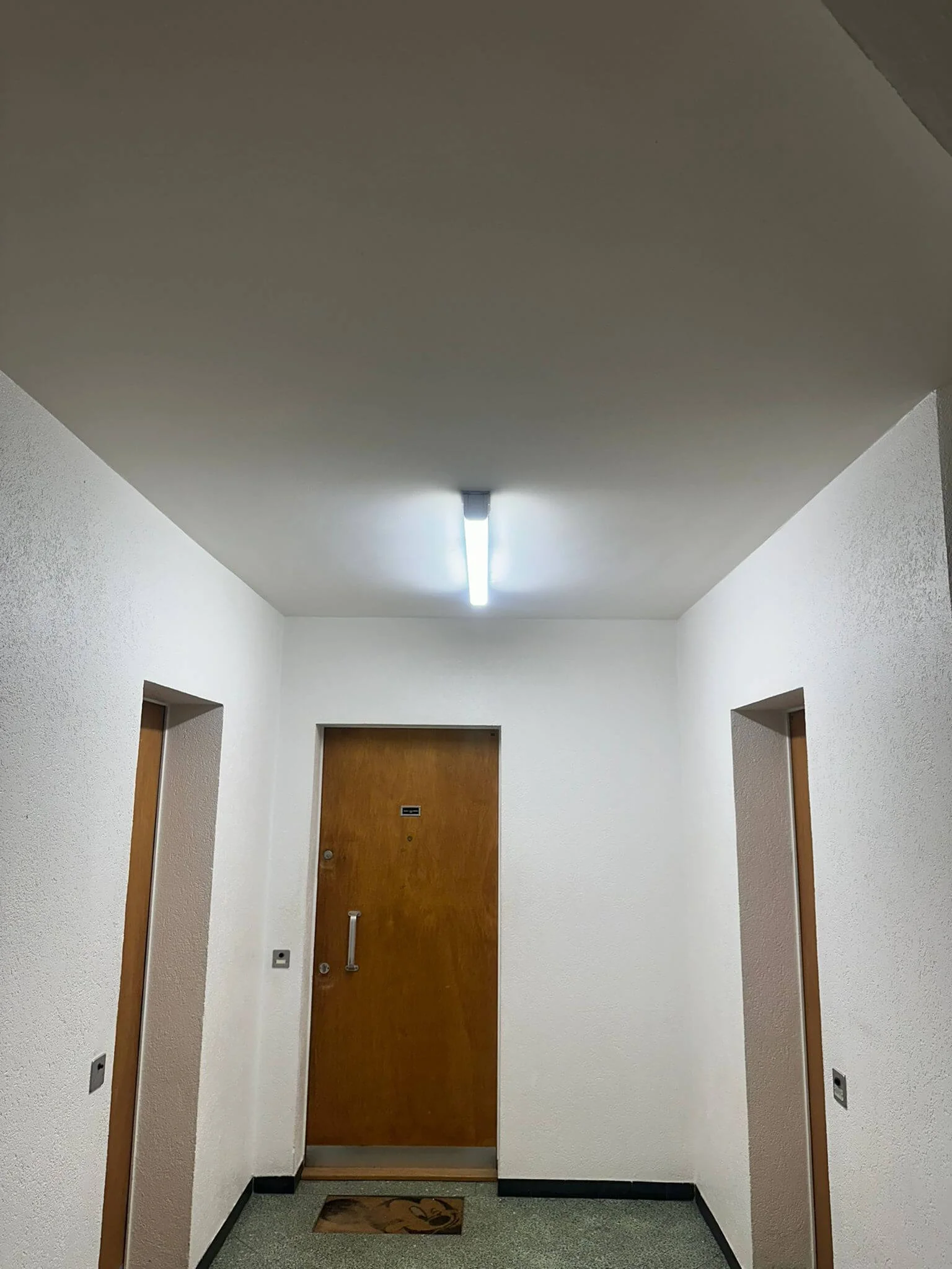 Luminaire de couloir avec nouveau cache, après l'intervention